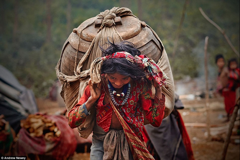 Los últimos cazadores y recolectores: la vida de una tribu primitiva en Nepal