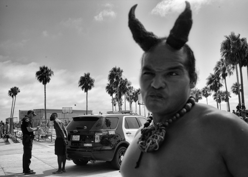 Los últimos días del paraíso bohemio: la loca playa de Venecia en la lente de un fotógrafo israelí