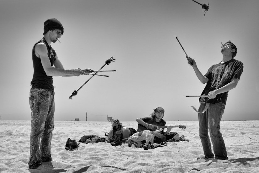 Los últimos días del paraíso bohemio: la loca playa de Venecia en la lente de un fotógrafo israelí