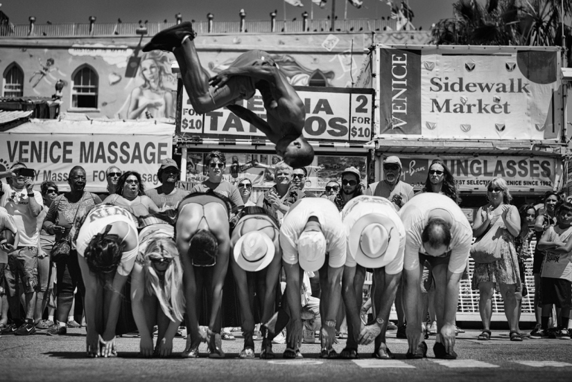 Los últimos días del paraíso bohemio: la loca playa de Venecia en la lente de un fotógrafo israelí