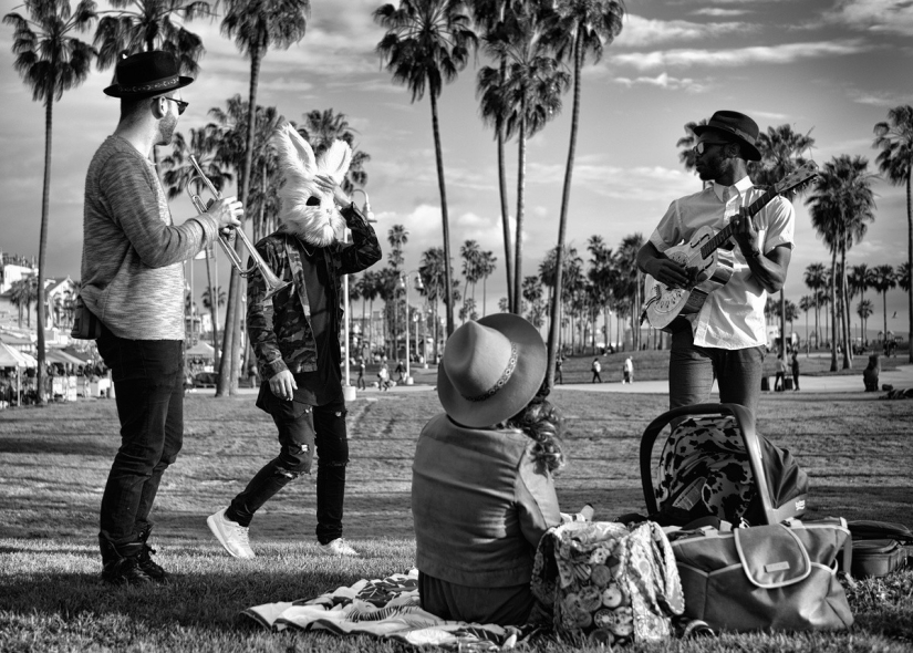 Los últimos días del paraíso bohemio: la loca playa de Venecia en la lente de un fotógrafo israelí