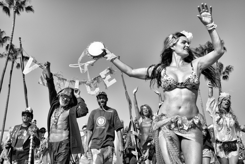 Los últimos días del paraíso bohemio: la loca playa de Venecia en la lente de un fotógrafo israelí