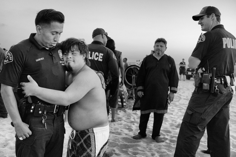 Los últimos días del paraíso bohemio: la loca playa de Venecia en la lente de un fotógrafo israelí