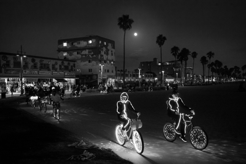 Los últimos días del paraíso bohemio: la loca playa de Venecia en la lente de un fotógrafo israelí