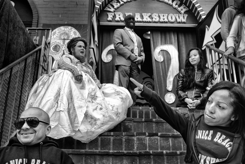 Los últimos días del paraíso bohemio: la loca playa de Venecia en la lente de un fotógrafo israelí