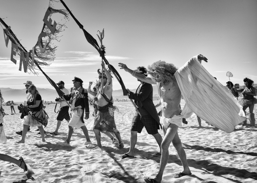 Los últimos días del paraíso bohemio: la loca playa de Venecia en la lente de un fotógrafo israelí