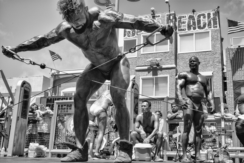 Los últimos días del paraíso bohemio: la loca playa de Venecia en la lente de un fotógrafo israelí