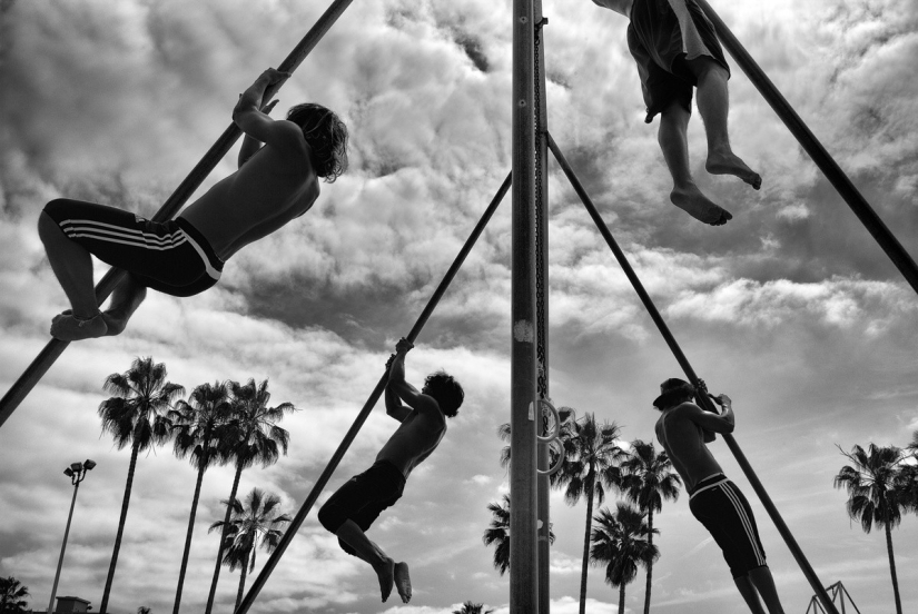 Los últimos días del paraíso bohemio: la loca playa de Venecia en la lente de un fotógrafo israelí