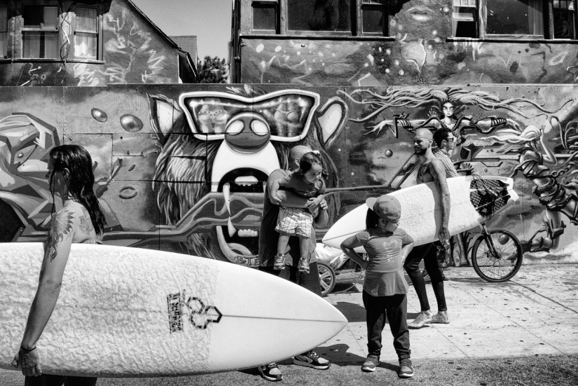 Los últimos días del paraíso bohemio: la loca playa de Venecia en la lente de un fotógrafo israelí