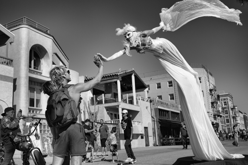 Los últimos días del paraíso bohemio: la loca playa de Venecia en la lente de un fotógrafo israelí