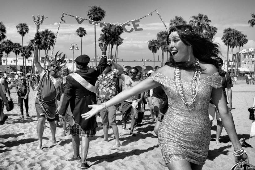 Los últimos días del paraíso bohemio: la loca playa de Venecia en la lente de un fotógrafo israelí