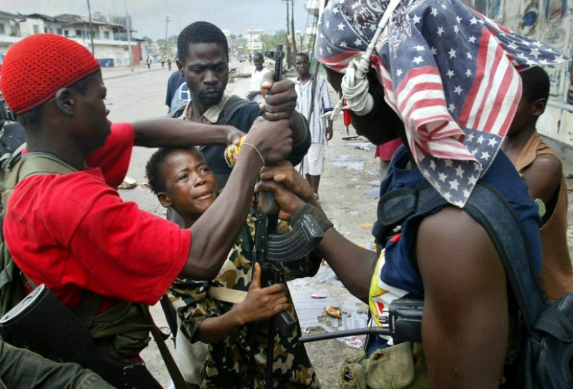 Los maníacos liberianos Samuel Doe y Charles Taylor, o la Historia de una Democracia fallida