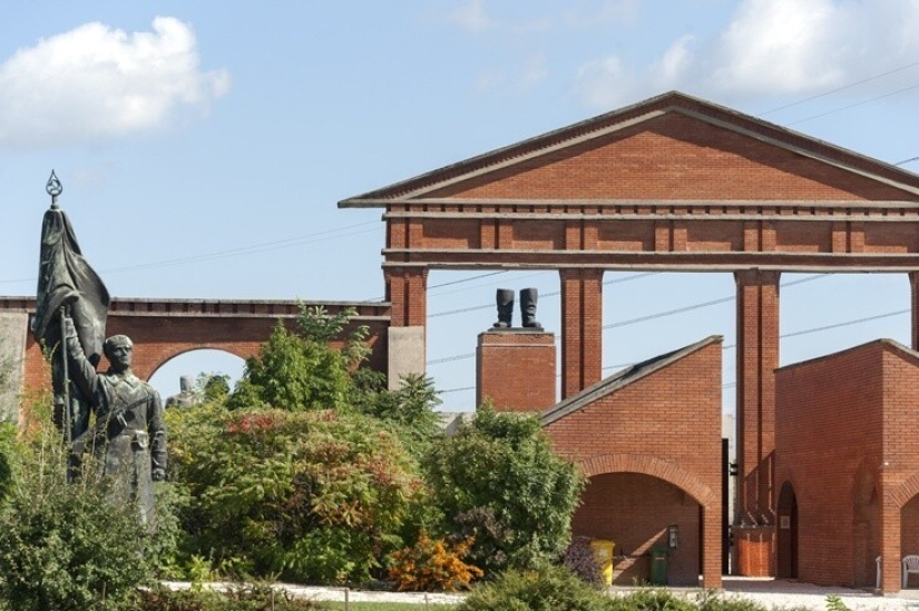 Los monumentos de la era socialista desde el Parque-Museo "memento" en Hungría