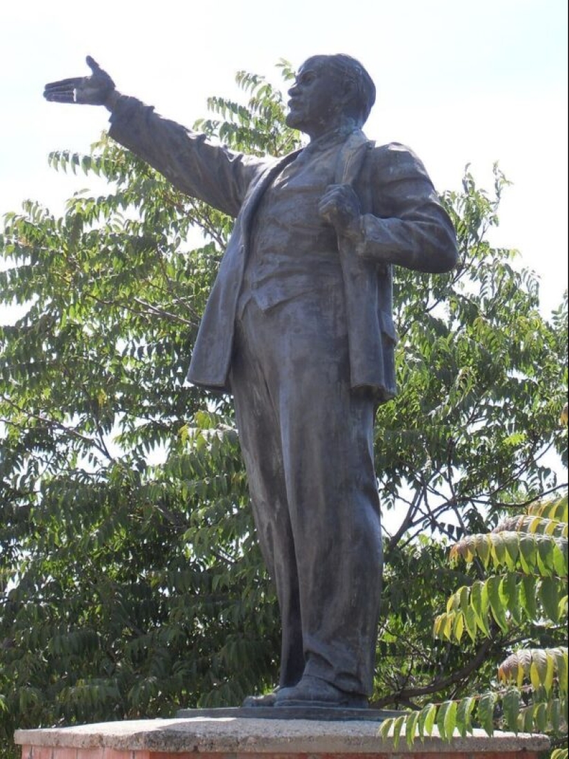 Los monumentos de la era socialista desde el Parque-Museo "memento" en Hungría