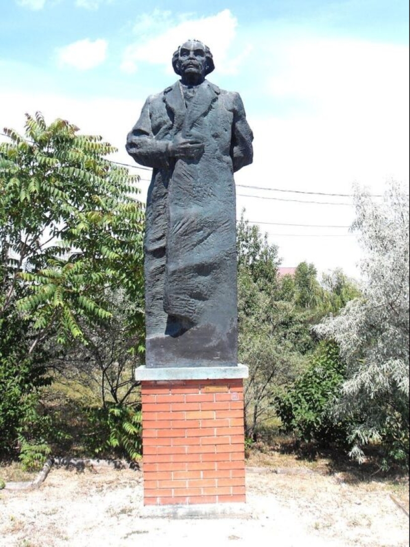 Los monumentos de la era socialista desde el Parque-Museo "memento" en Hungría