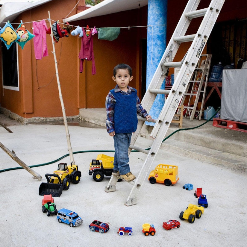 Los niños y sus juguetes.