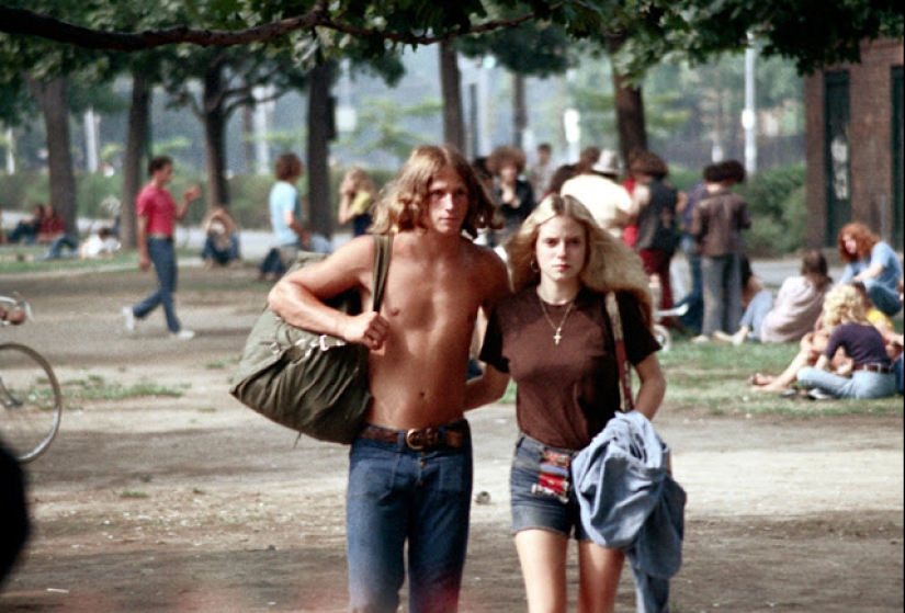 Los pantalones cortos de mezclilla azul son una tendencia favorita de las chicas estadounidenses de los años 70