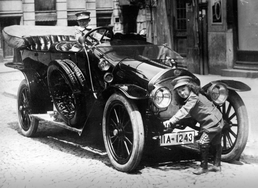 Los primeros coches de la historia de las grandes marcas