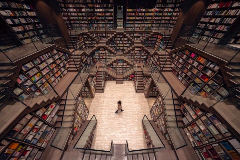 Los techos con espejos han convertido una librería china en fabulosos laberintos