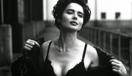 Luxury neckline beautiful Italian Actresses