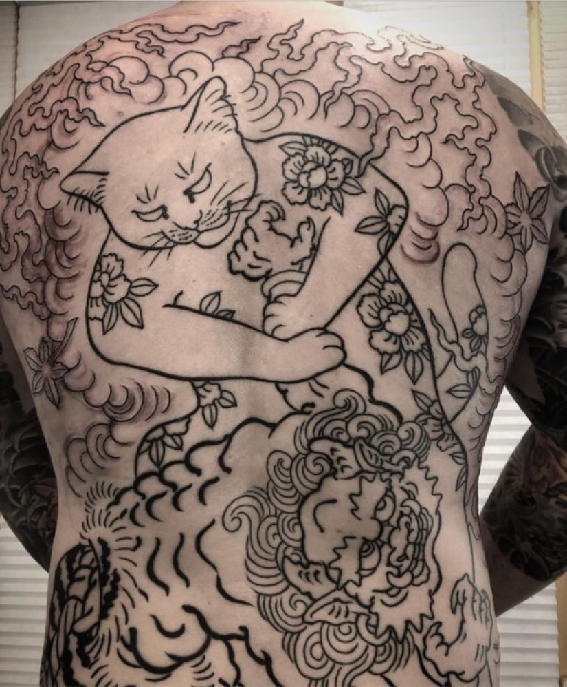 Magnificent tattoos in the form of tattooed cats from a Japanese artist