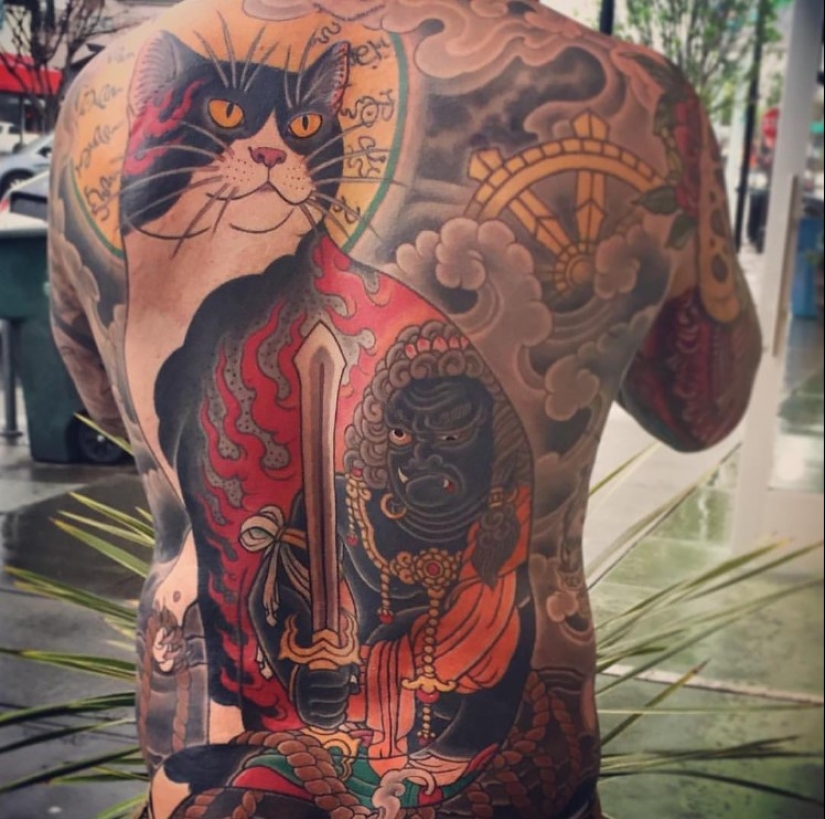 Magnificent tattoos in the form of tattooed cats from a Japanese artist