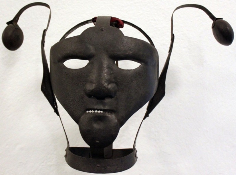 Mantén la boca cerrada: la máscara de hierro utilizada para castigar el chisme en la Edad Media