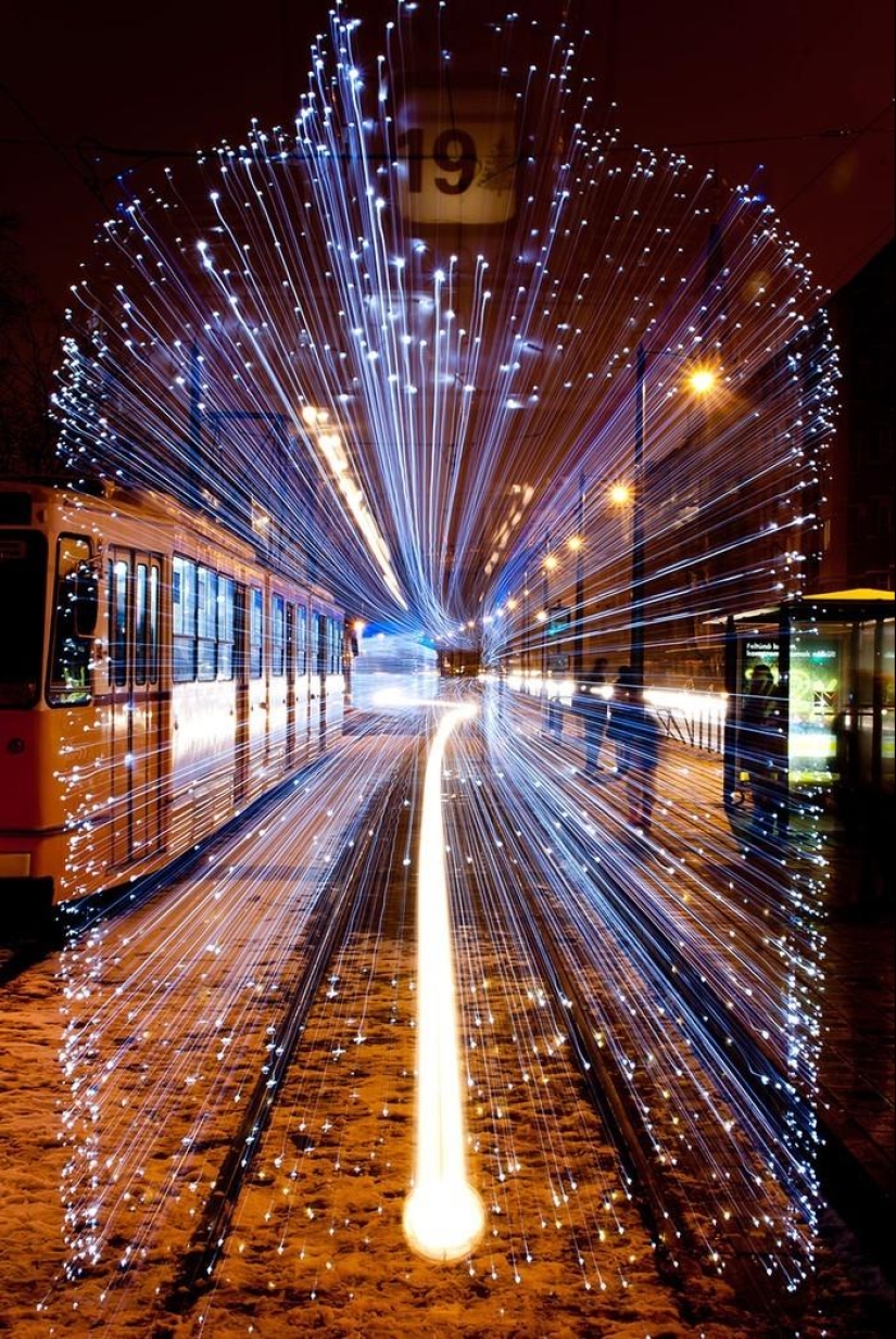 Maravillosos tranvías luminosos en Budapest por la noche