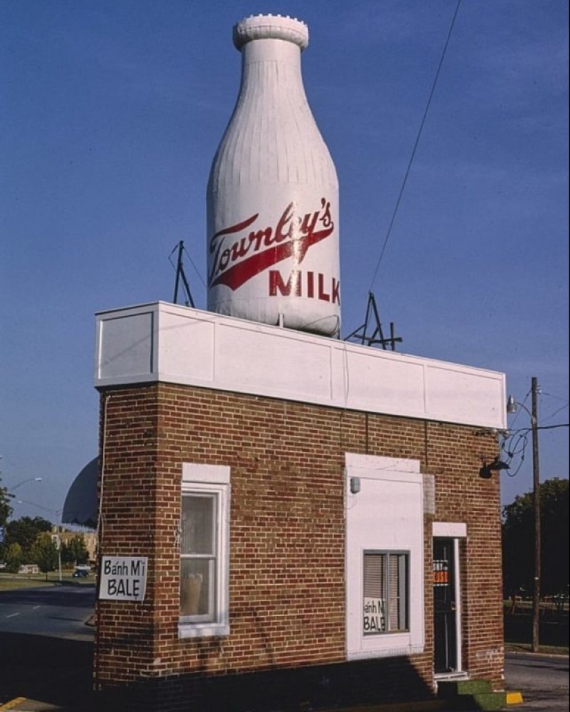 Marketing level 80: the photographer spent 40 years in search of roadside establishments with unique design