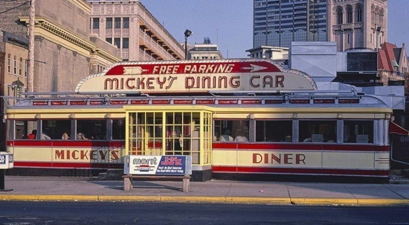 Marketing level 80: the photographer spent 40 years in search of roadside establishments with unique design