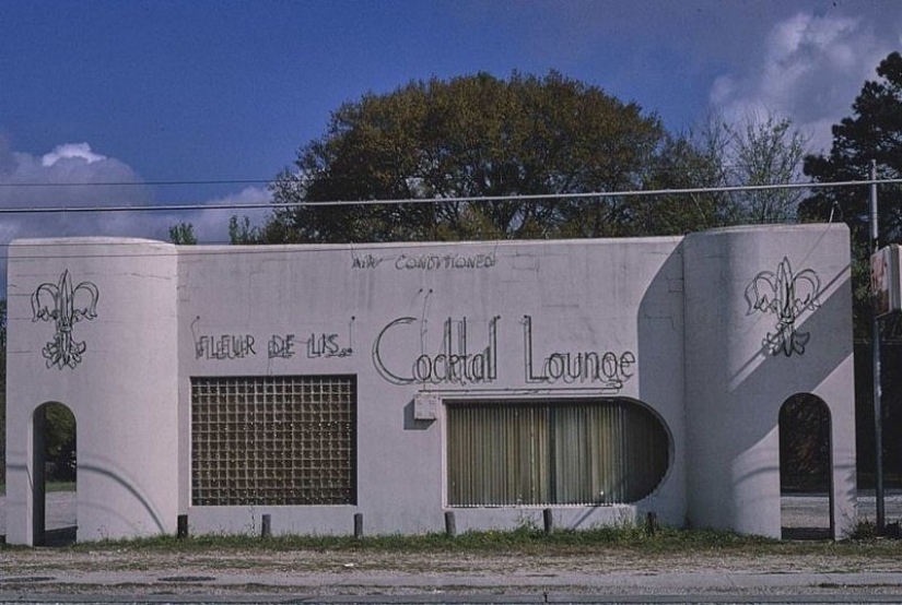 Marketing level 80: the photographer spent 40 years in search of roadside establishments with unique design