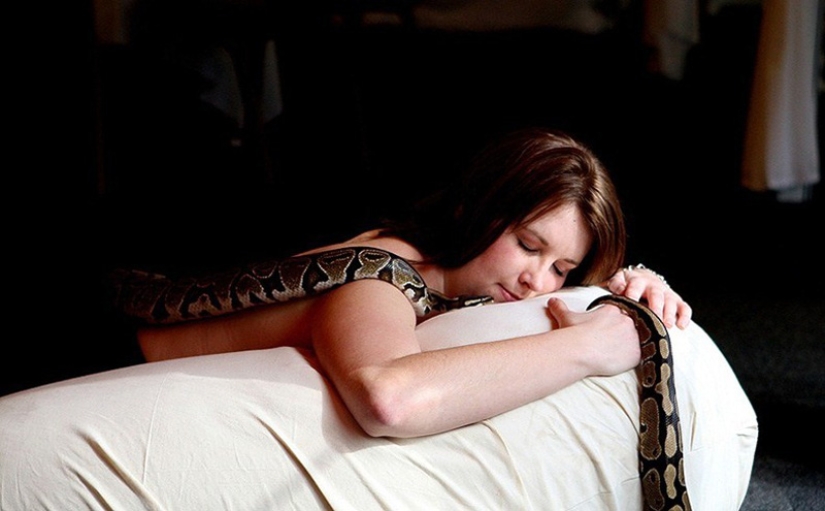 Massage with snakes