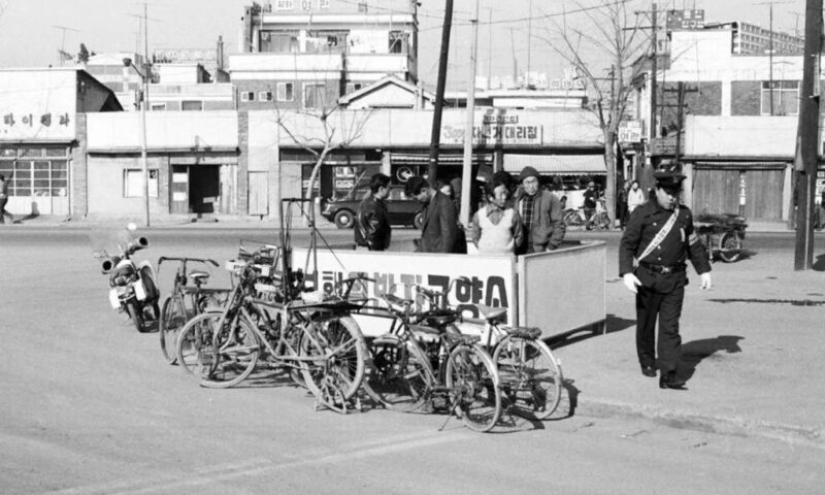 Measurements of the length of skirts, forced haircuts and "cages of shame": everyday life in South Korea in the 70s