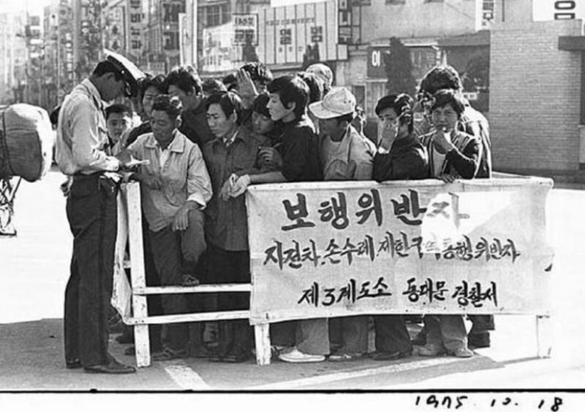 Medidas de la longitud de las faldas, cortes de pelo forzados y "jaulas de la vergüenza": la vida cotidiana en Corea del Sur en los años 70