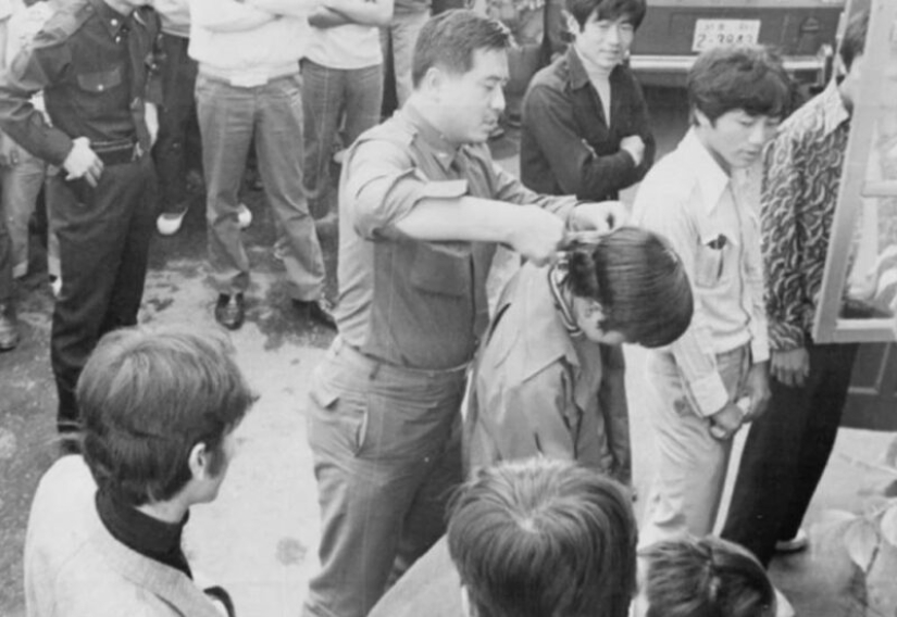 Medidas de la longitud de las faldas, cortes de pelo forzados y "jaulas de la vergüenza": la vida cotidiana en Corea del Sur en los años 70