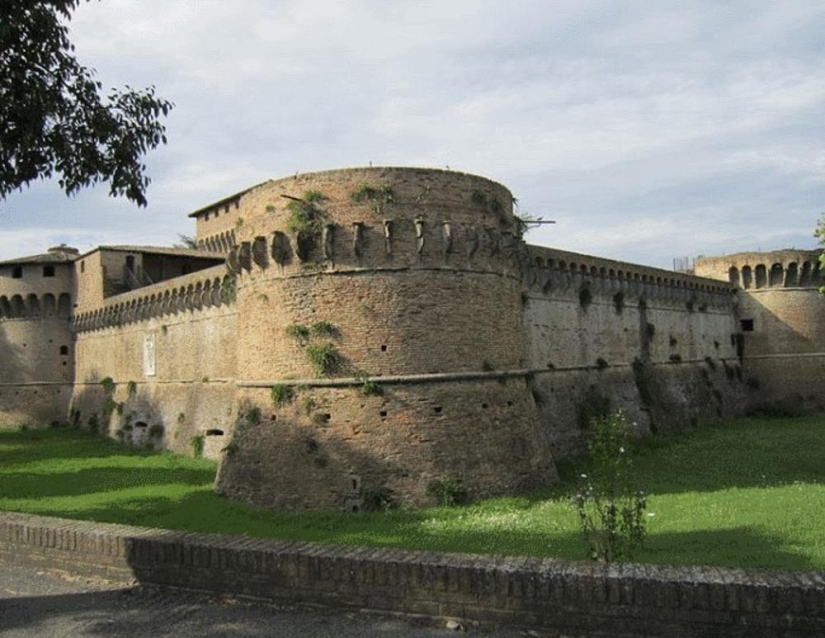 Medieval damas en brazos: instrucciones para la protección del castillo cuando su marido no está en casa