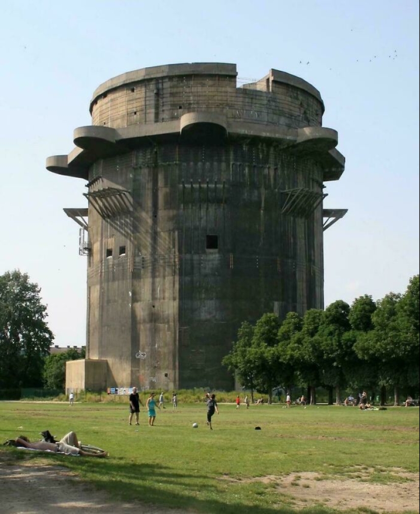 “Megalophobia”: 11 Images Of Frighteningly Large Things