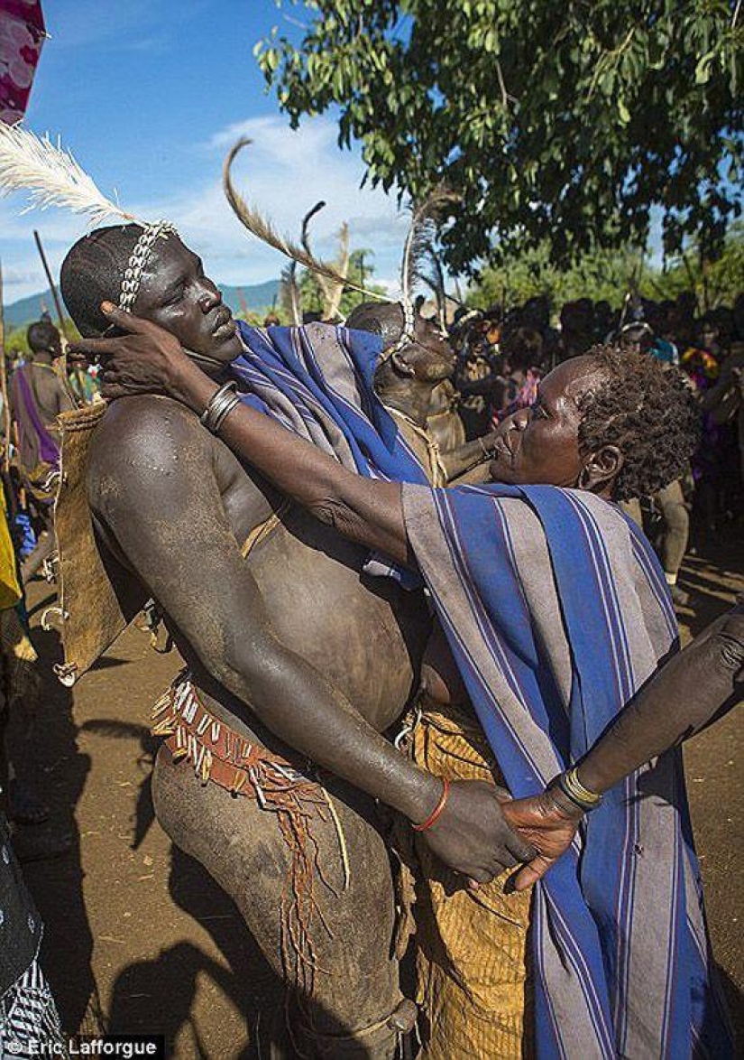 Men of an Ethiopian tribe drink blood with milk to get the title of the fattest resident of the village