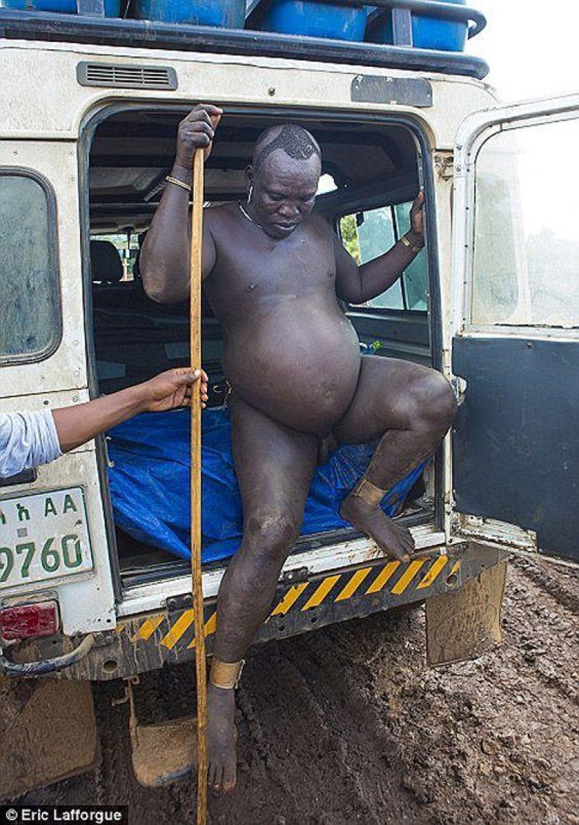 Men of an Ethiopian tribe drink blood with milk to get the title of the fattest resident of the village