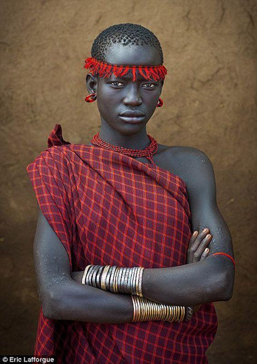 Men of an Ethiopian tribe drink blood with milk to get the title of the fattest resident of the village