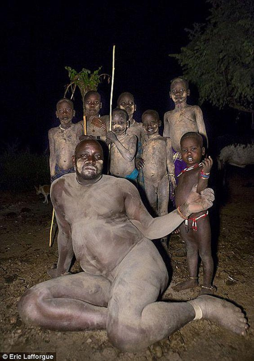 Men of an Ethiopian tribe drink blood with milk to get the title of the fattest resident of the village