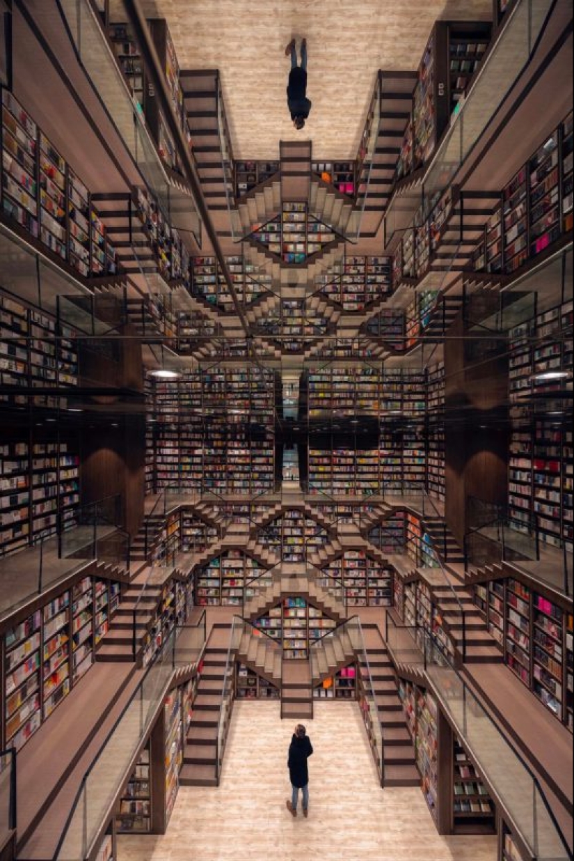 Mirrored ceilings have turned a Chinese bookstore into fabulous labyrinths