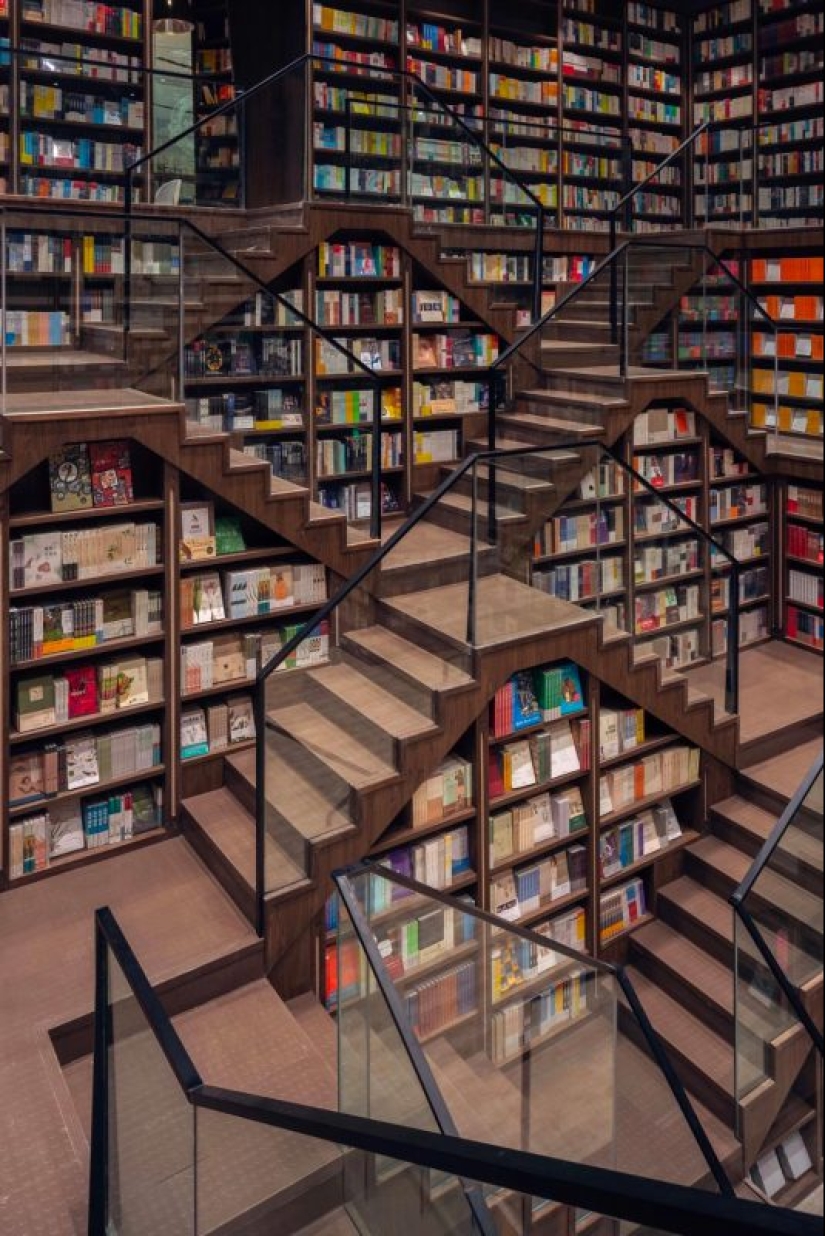 Mirrored ceilings have turned a Chinese bookstore into fabulous labyrinths