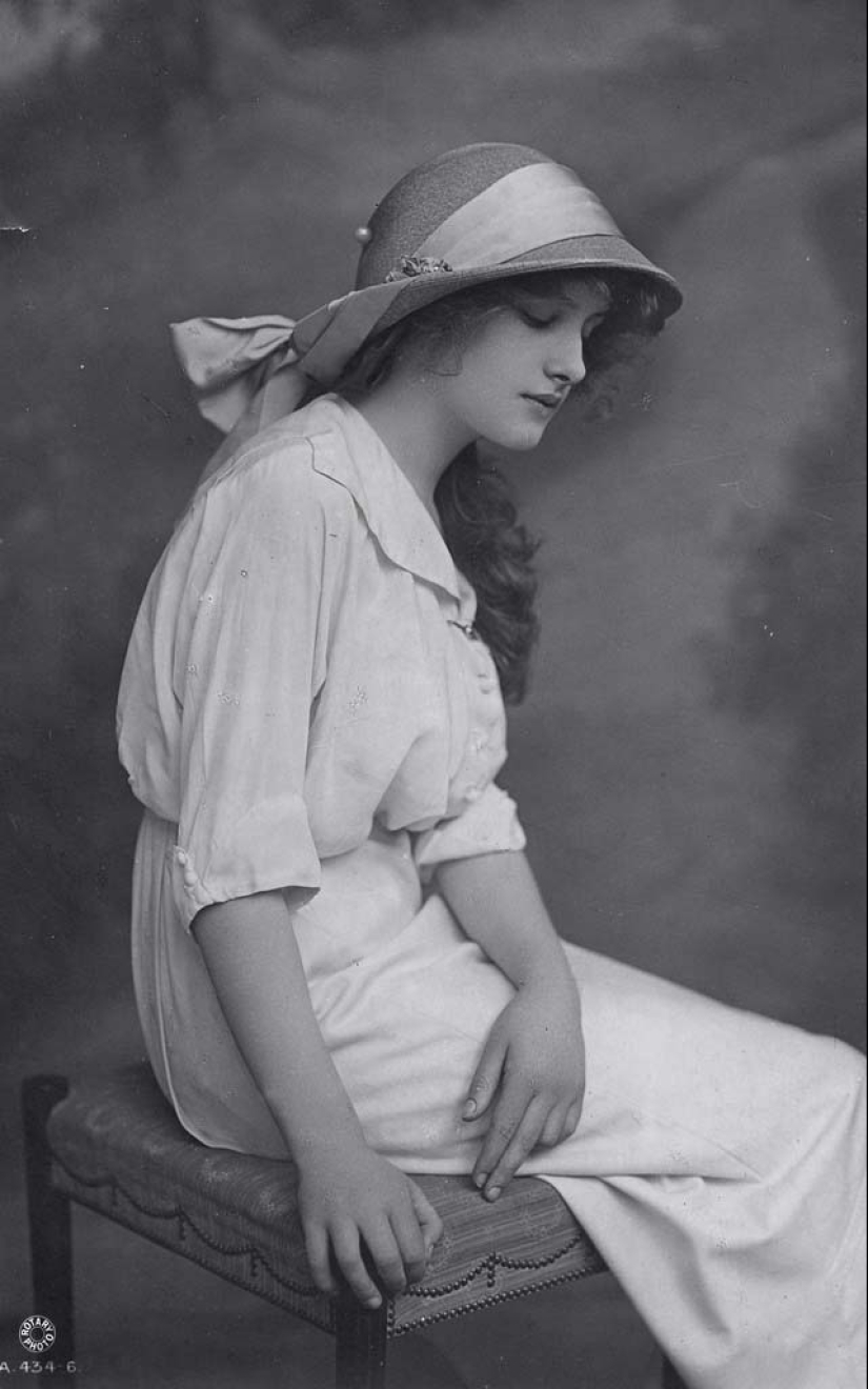 Moments of the past: how did a young lady of 100 years ago