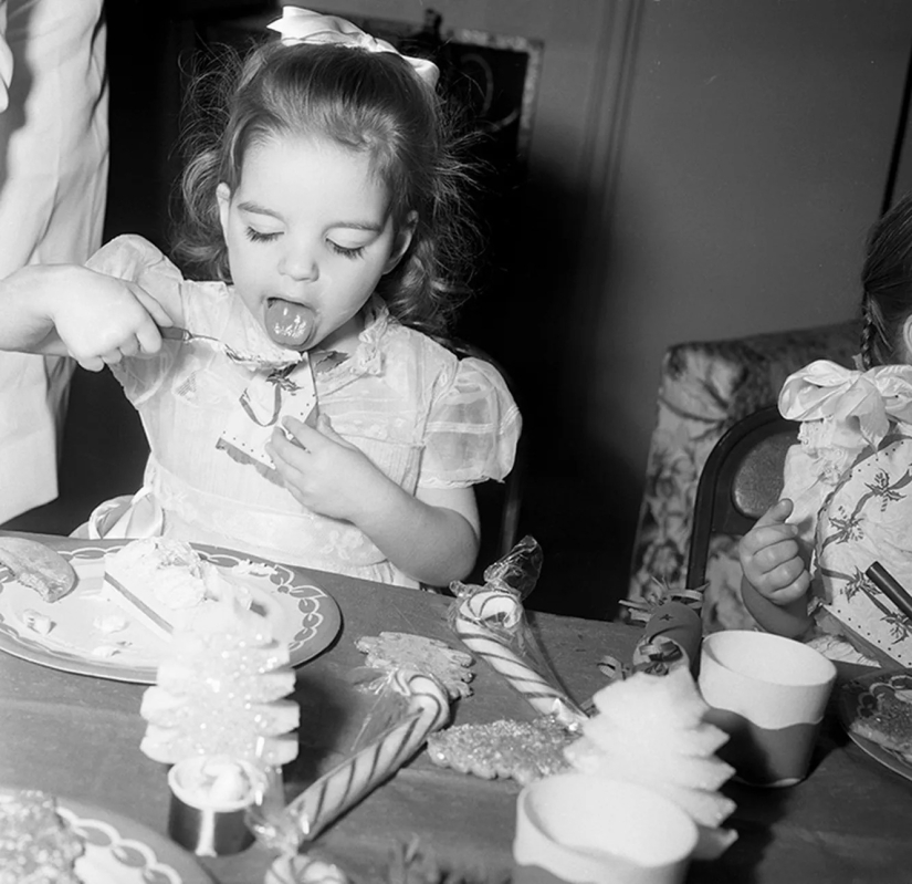 Monroe en traje de baño y Minnelli con helado: fotos antiguas de las estrellas en las fiestas