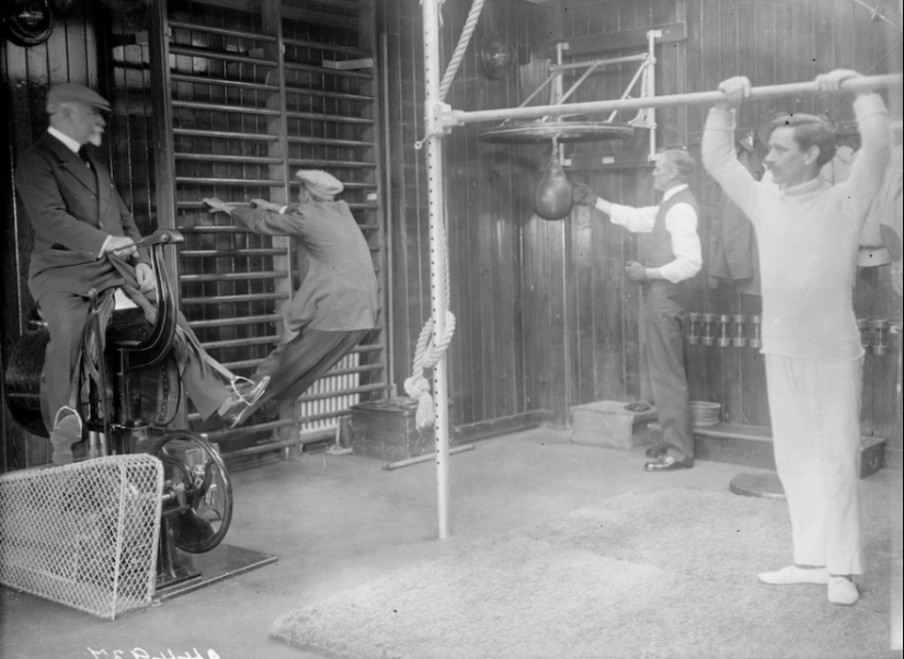 Montar en un coche eléctrico: cómo entrenaron los pasajeros del Titanic y otros transatlánticos