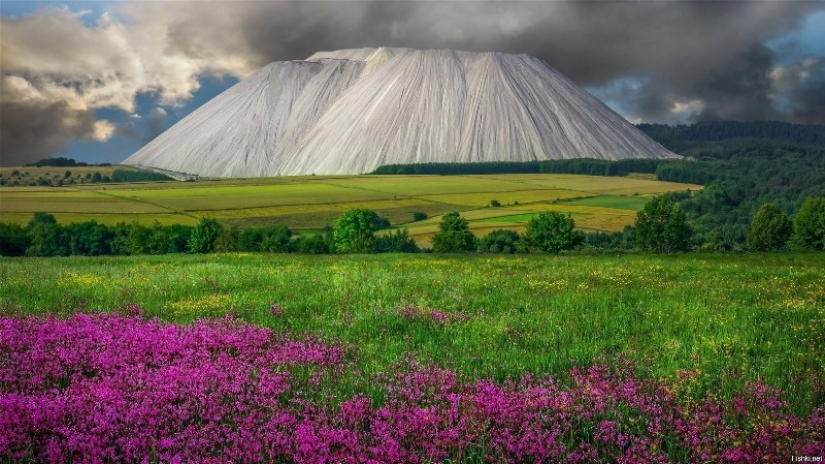 Monte Cali: a giant salt dump or a unique tourist attraction?