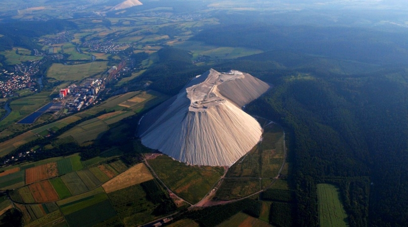 Monte Cali: a giant salt dump or a unique tourist attraction?