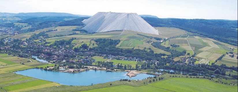 Monte Cali: a giant salt dump or a unique tourist attraction?