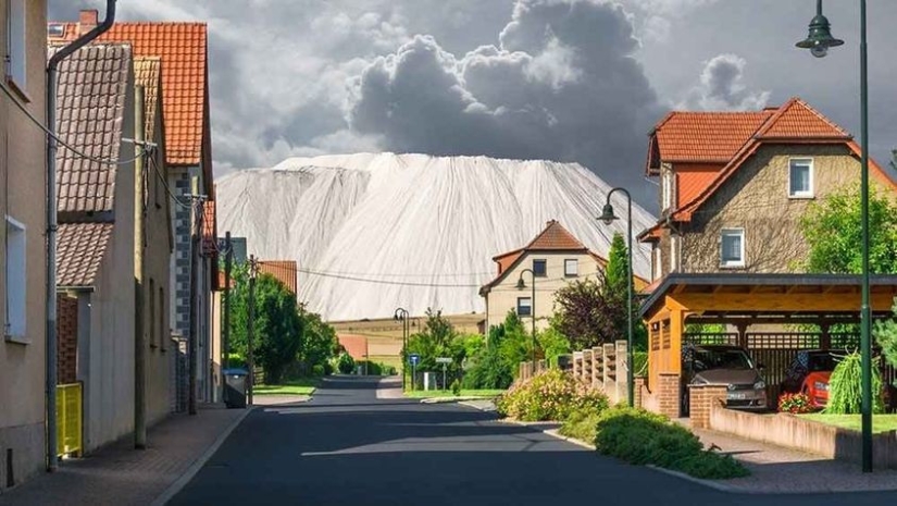 Monte Cali: a giant salt dump or a unique tourist attraction?